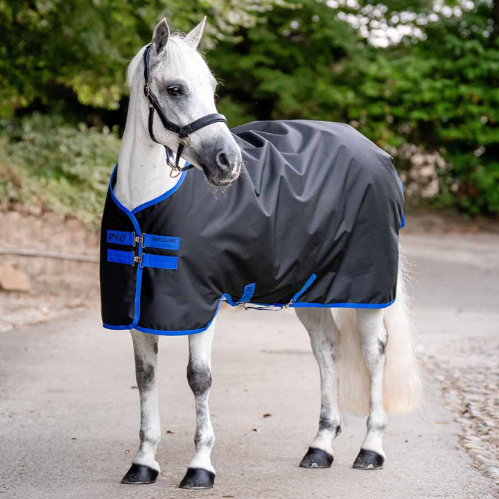 Regendeke Amigo Ripstop 900D 0g Pony Zwart/Blauw in de groep Paardendekens / Buitendekens / Regendekens bij Equinest (AARBG0KDDBABL_r)