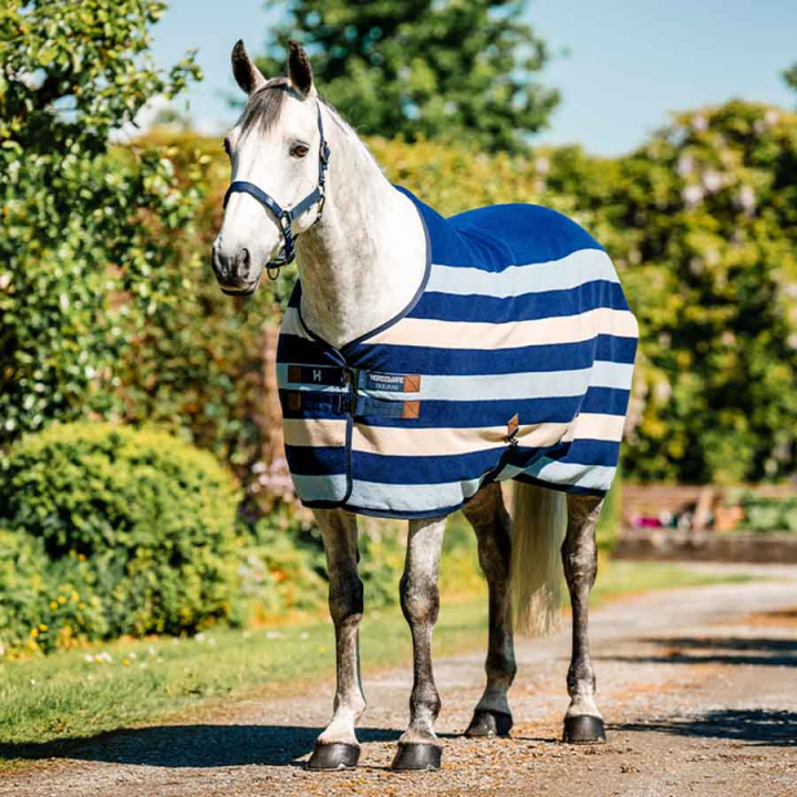 Fleecedeke Newmarket Cooler Witney Navy in de groep Paardendekens / Fleecedekens bij Equinest (ACHFBNVRKWNA_r)