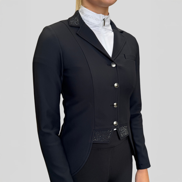 Korte Frack MoDarla Softshell Gunmetal Crystals Zwart in de groep Rijkleding / Wedstrijdjasjes & Fracs bij Equinest (COAT26204BA_r)