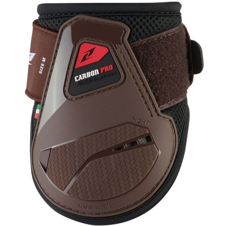 Strijklappen Carbon Pro Young Bruin in de groep Paardenuitrusting / Beenbeschermers & Bandages / Kogelbeschermers & Strijklappen bij Equinest (E1217BNSBKBR_r)