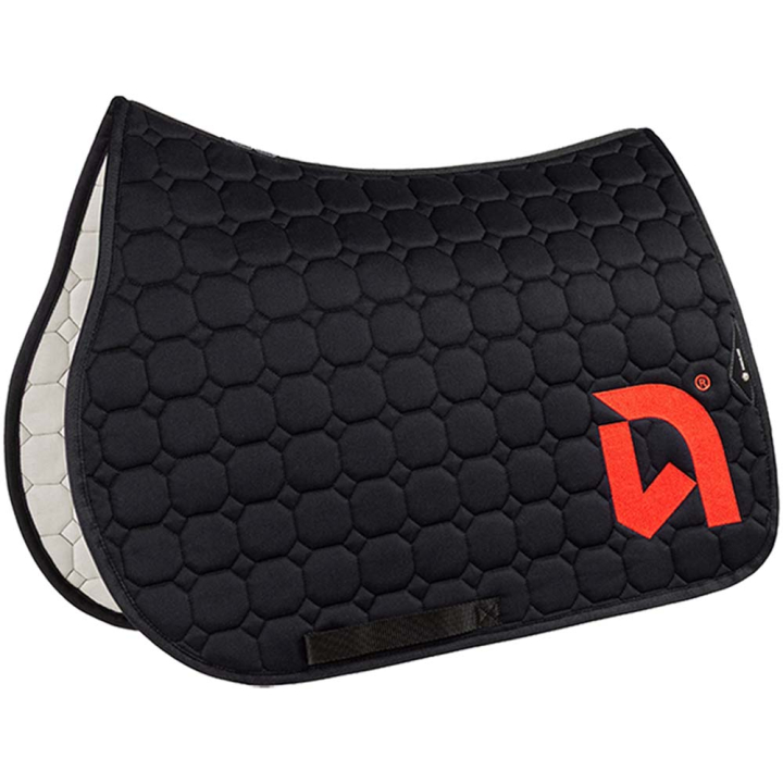 Zadeldekje Octagon Team Equinest Zwart/Rood in de groep Paardenuitrusting / Zadeldekjes / Springzadeldekjes & Veelzijdigheidszadeldekjes bij Equinest (EC018PB01010BARE_r)