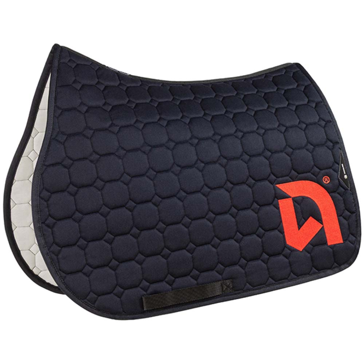 Zadeldekje Octagon Team Equinest Marineblauw/Rood in de groep Paardenuitrusting / Zadeldekjes / Springzadeldekjes & Veelzijdigheidszadeldekjes bij Equinest (EC018PB01010NARE_r)