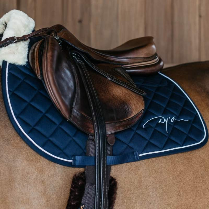 Zadeldekje Skin Friendly Vegan Sheepskin Marineblauw in de groep Paardenuitrusting / Zadeldekjes / Springzadeldekjes & Veelzijdigheidszadeldekjes bij Equinest (HO22LNAFNA_r)