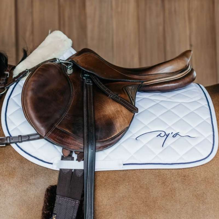 Zadeldekje Skin Friendly Vegan Sheepskin Wit in de groep Paardenuitrusting / Zadeldekjes / Springzadeldekjes & Veelzijdigheidszadeldekjes bij Equinest (HO22LWHFWH_r)