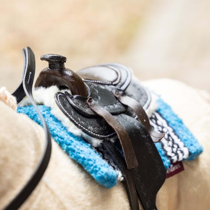 Westernzadeldekje Toy Pony Turkoois in de groep Stokpaarden & Speelgoedpaarden / Uitrusting voor Speelgoedpaard bij Equinest (IT044080TU)