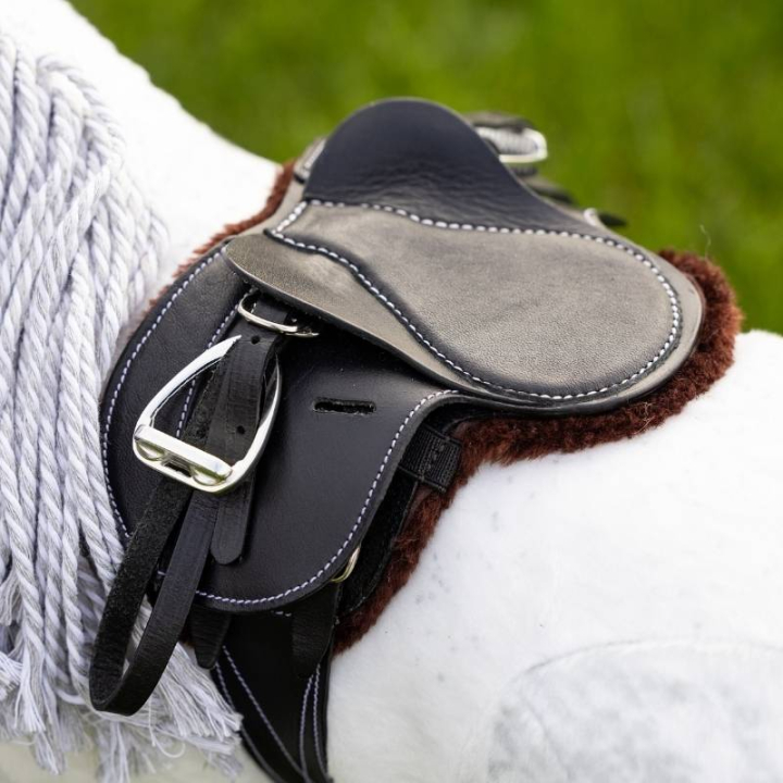 Hunter zadeldek Toy Pony Showing Numnah Bruin in de groep Stokpaarden & Speelgoedpaarden / Uitrusting voor Speelgoedpaard bij Equinest (IT044090BR)