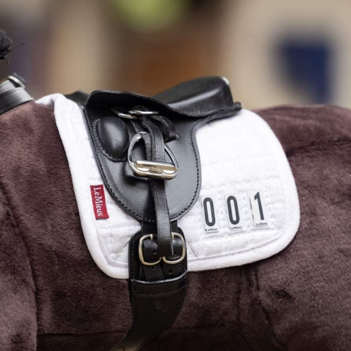 Dressuurzadeldekje Toy Pony Wit in de groep Stokpaarden & Speelgoedpaarden / Uitrusting voor Speelgoedpaard bij Equinest (IT046340WH)