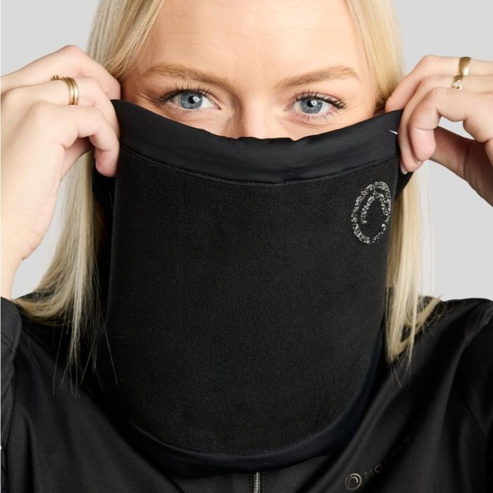 Halskraag MoEllie Fleece Crystals Zwart in de groep Rijkleding / Accessoires / Sjaals & Kragen bij Equinest (NW26304OSBA)