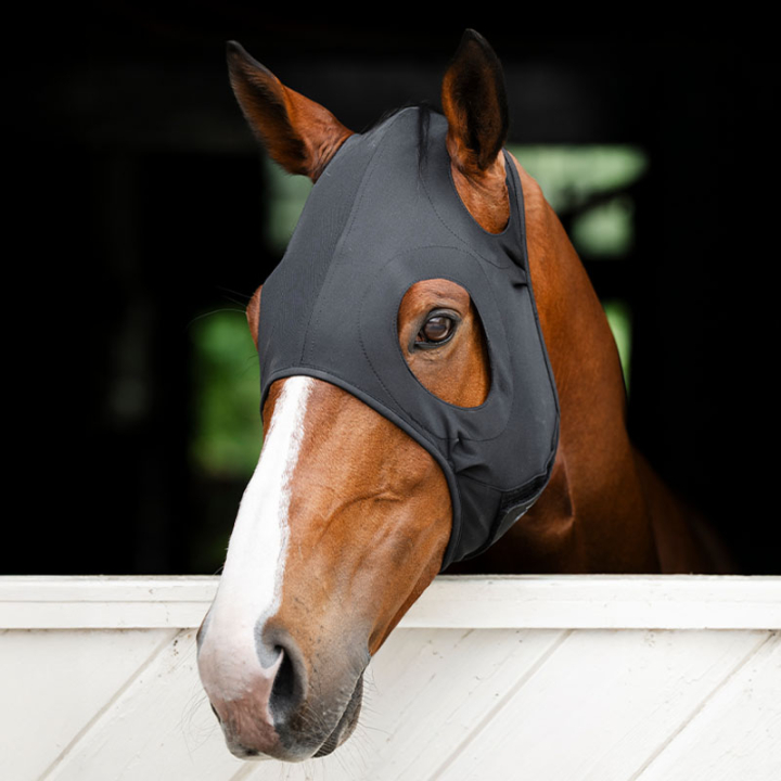 Kalmerende Oornetje Ionic Zwart in de groep Paardenuitrusting / Calming Masker bij Equinest (TFHJCNK0BA_r)