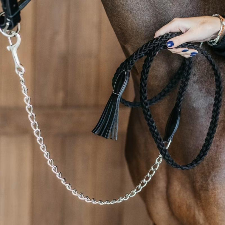 Leren halstertouw met ketting Plaited Working Collection Zwart in de groep Paardenuitrusting / Halstertouwen & Trailerlijnen / Ketting Halstertouwen bij Equinest (WO10FBLBA)