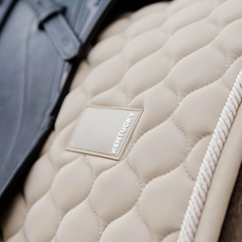 Dressuurzadeldekje Onion Quilt Rubber Logo Beige