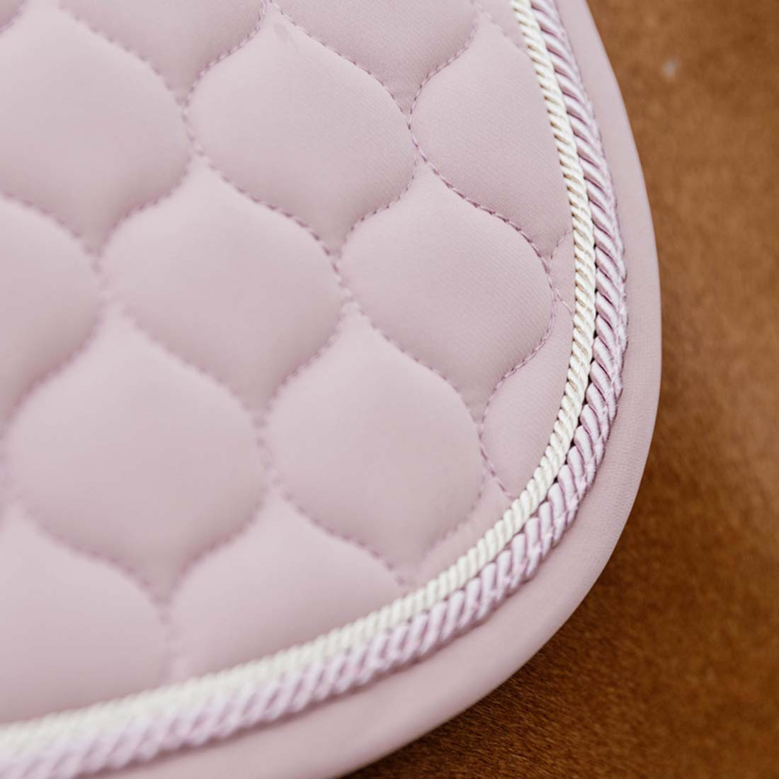 Zadeldekje Onion Quilt Rubber Logo Bleekroze