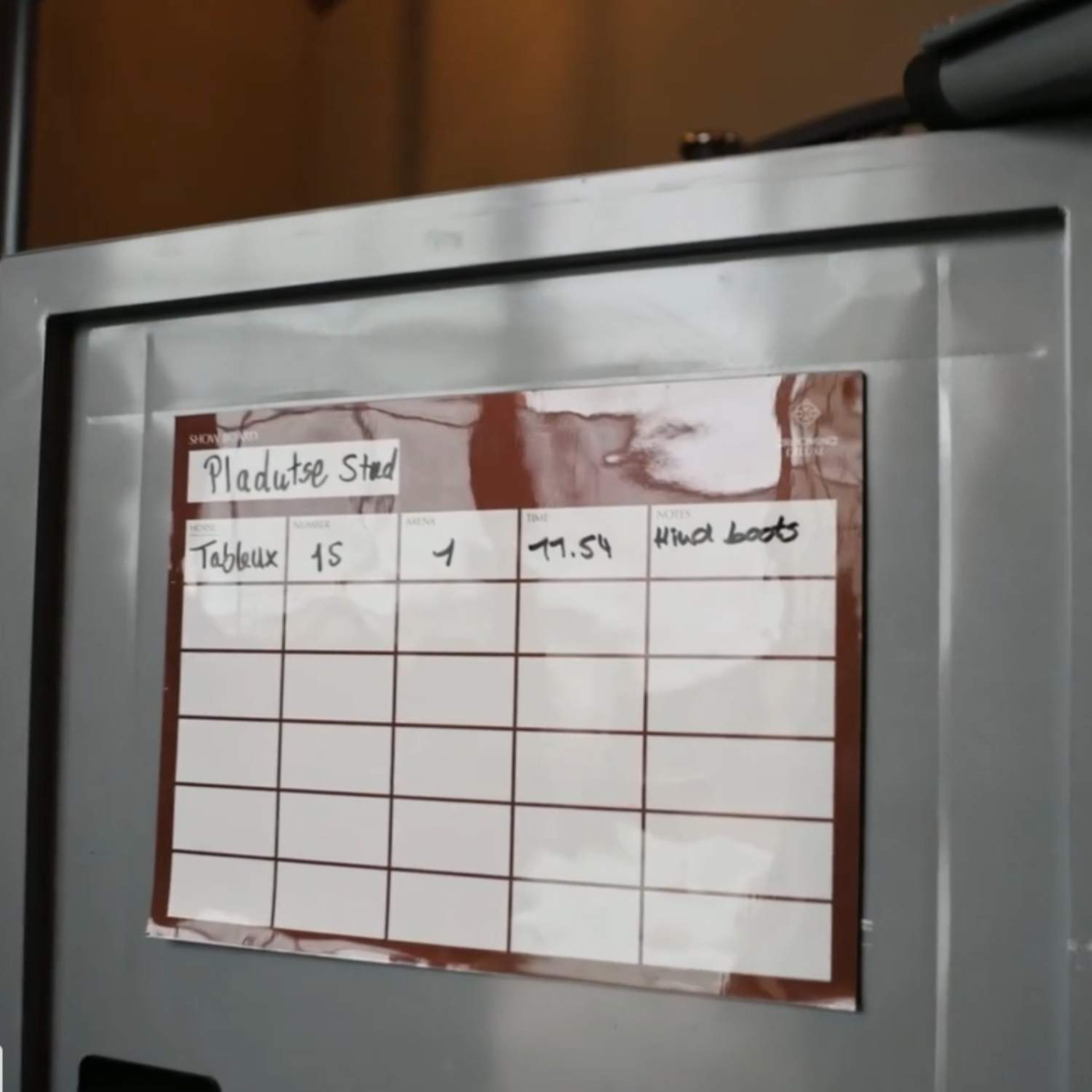 Show Board Magnetic Bruin