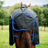 Weidedeken met Kap Amigo Ripstop 900 Plus 100g Zwart/Blauw Weidedeken met Kap Amigo Ripstop 900 Plus 100g Zwart/Blauw